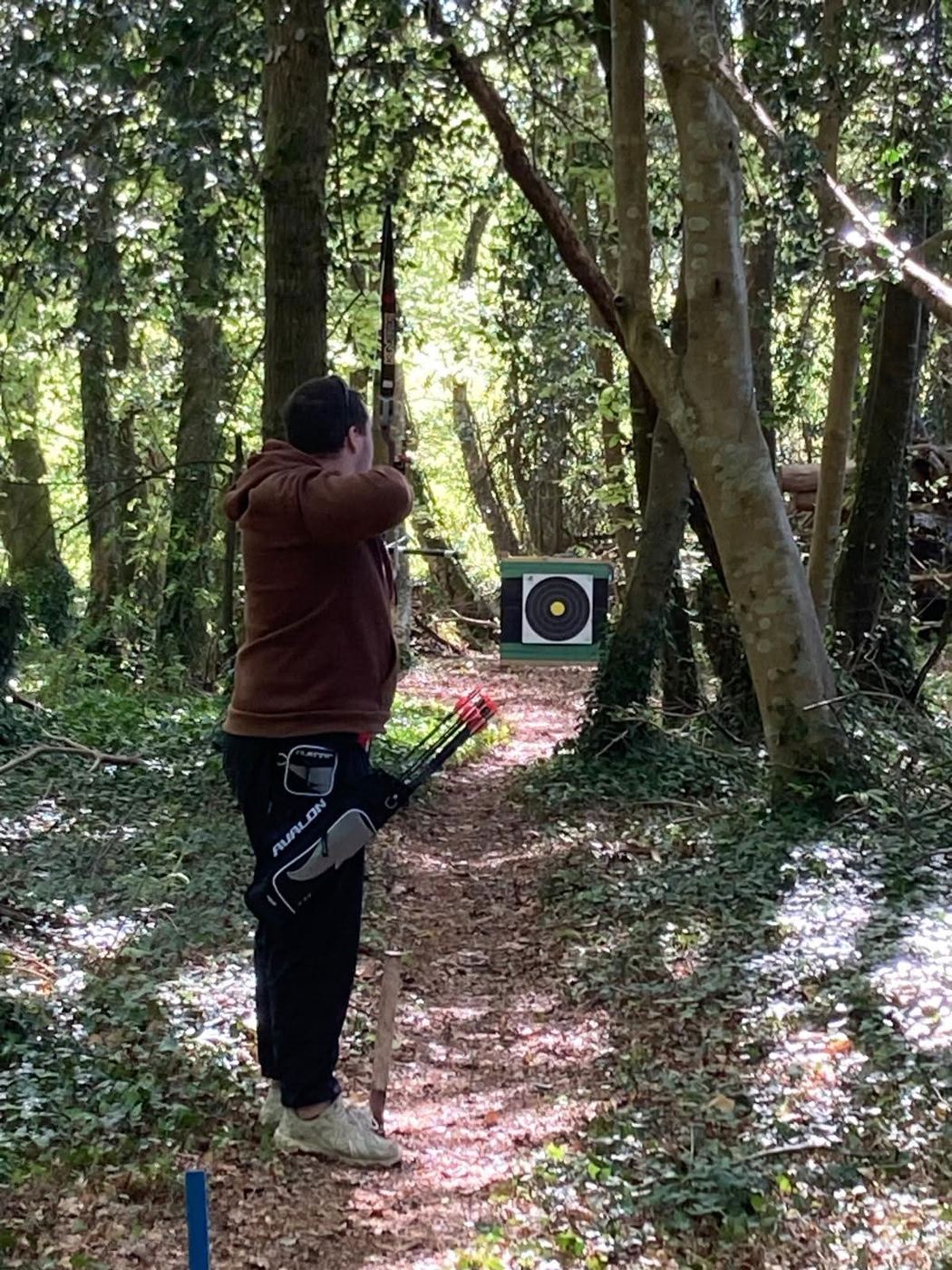 Archer visant une cible en forêt lors du concours campagne de Quimperlé