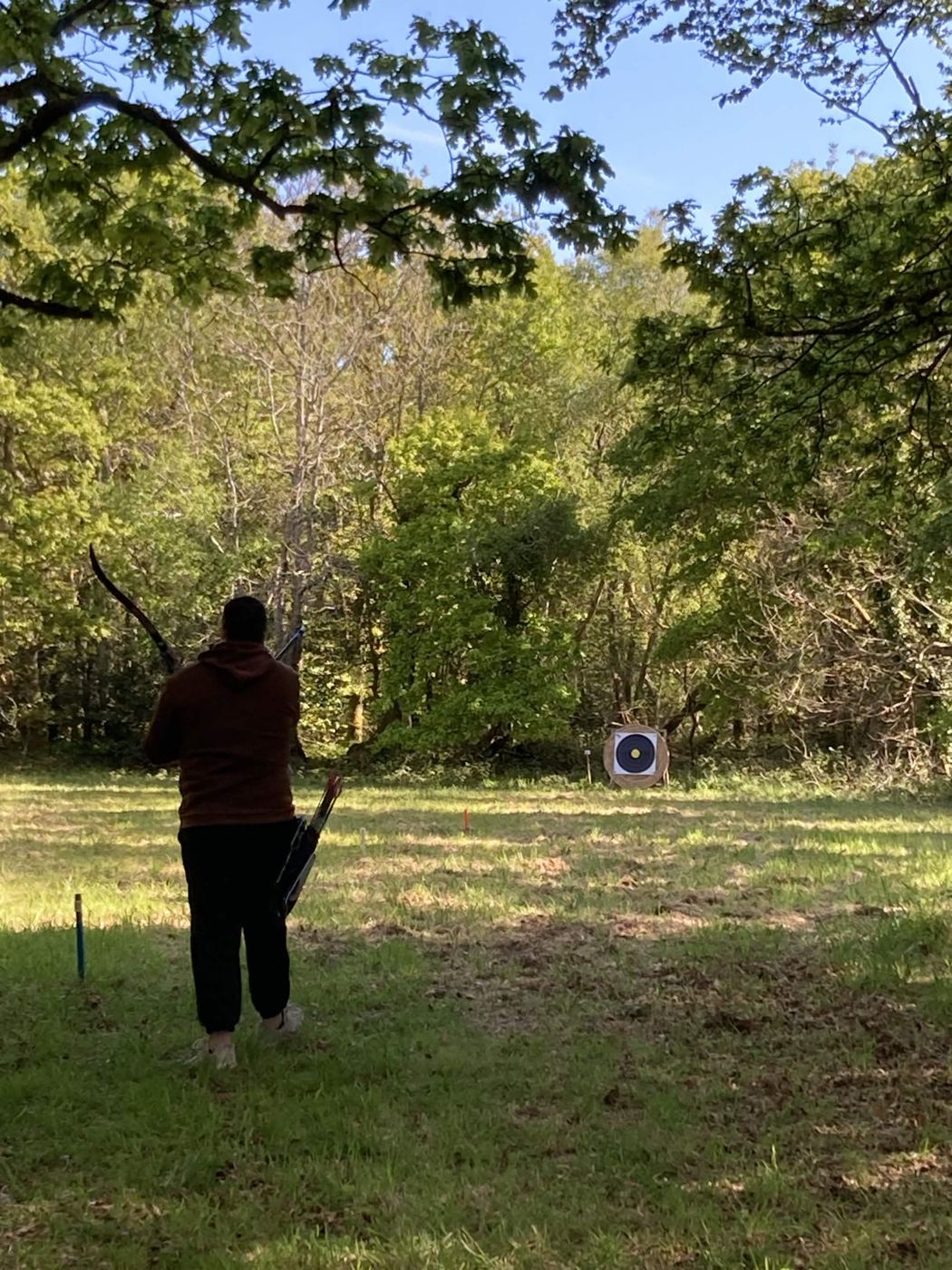 Archer visant une cible sur un chemin boisé, concours campagne Quimperlé